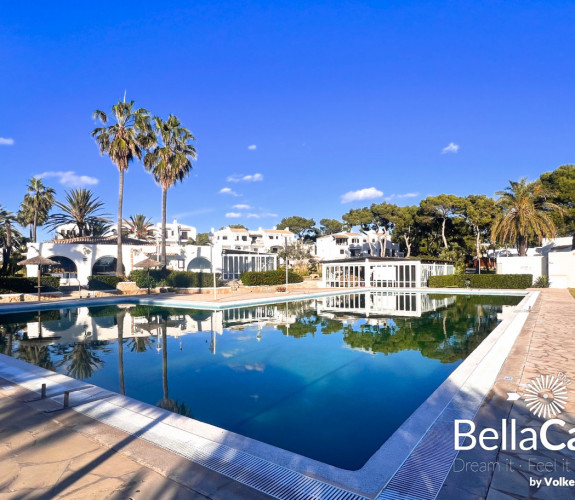Duplex apartment by the sea in a sunny South-facing location - with an exclusive pool area