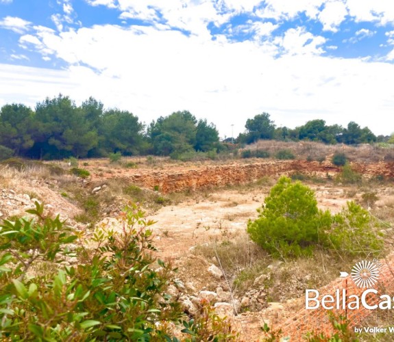 Commercial building plot with 800 m2 basic project in an ideal location to Porto Petro and Cala d´Or