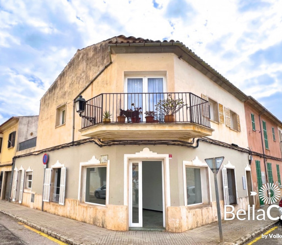 Prominently located corner townhouse with business premises in Ses Salines