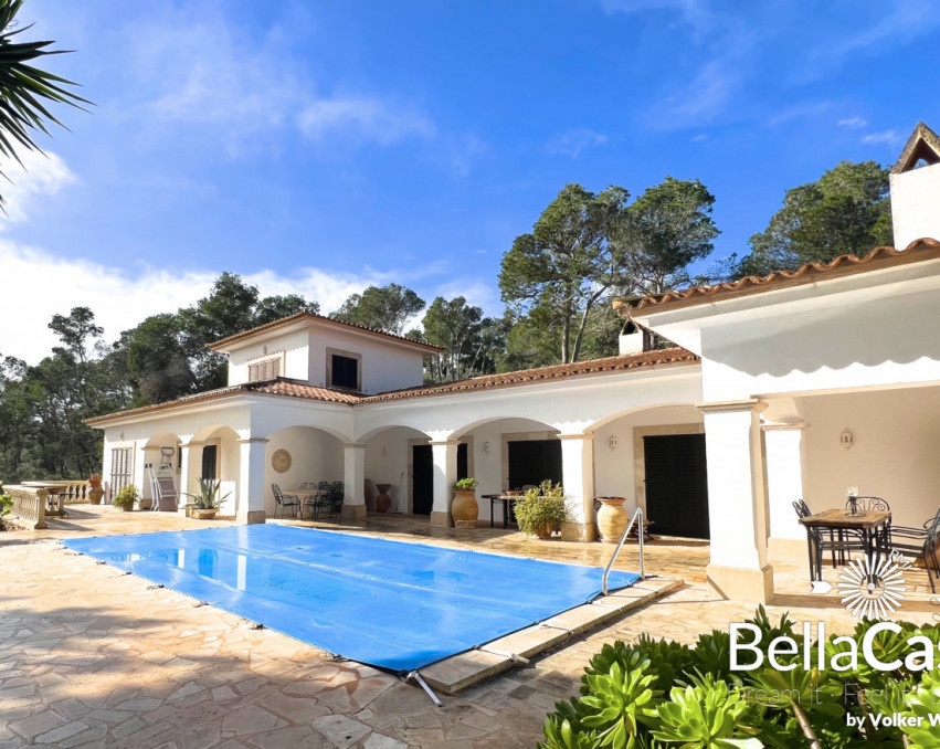 Bergfinca im Naturpark Sant Salvador mit Kloster- und Meerblick