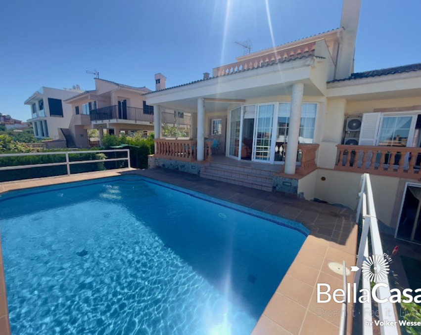 Meerblick Marmor Villa in Südlage mit Garage in Badia Blava / Palma d. M.