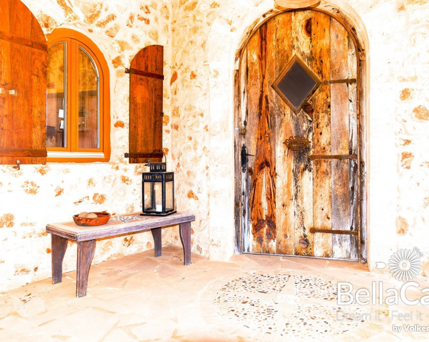 Finca Bellavista in the mountains of Es Carritxo with 2 guest houses and views of the valley and sea
