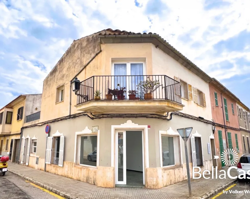 Prominently located corner townhouse with business premises in Ses Salines