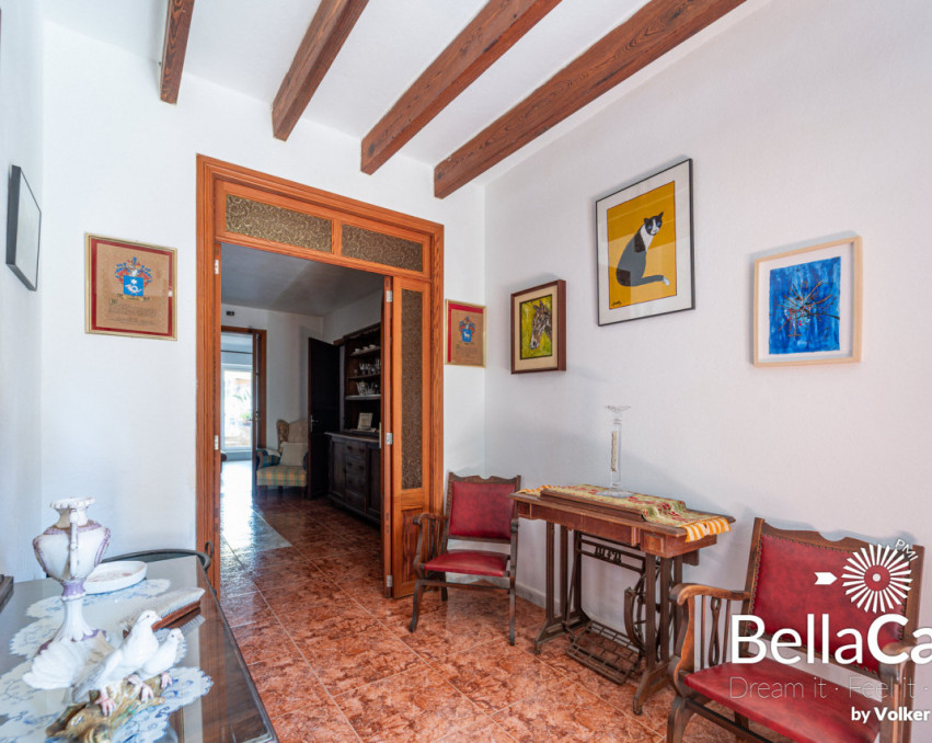 Typical townhouse with large terrace and potential in Ses Salines